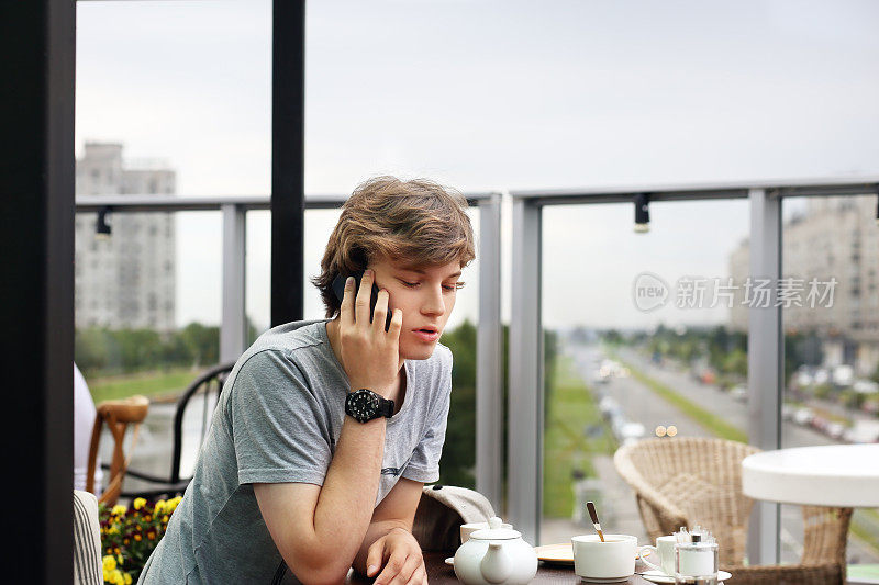 生活肖像十几岁的男孩在户外使用智能手机