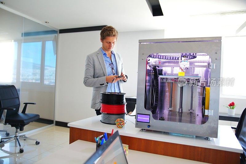3D打印机办公室的年轻人
