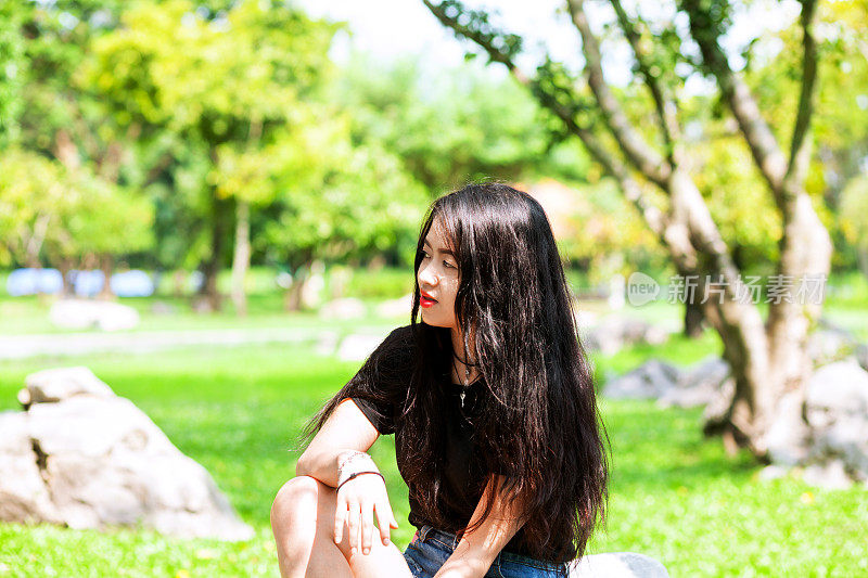坐在石头上的泰国女孩