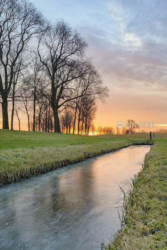 冬天的日出在IJsseldelta附近的Zwartendijk