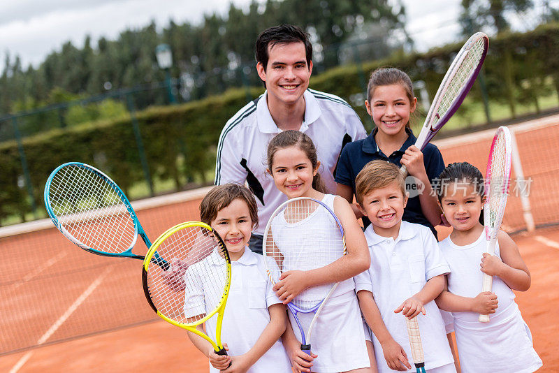 网球教练带孩子