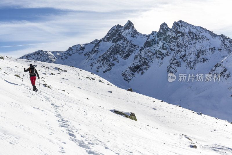 徒步旅行者在雪山上行走