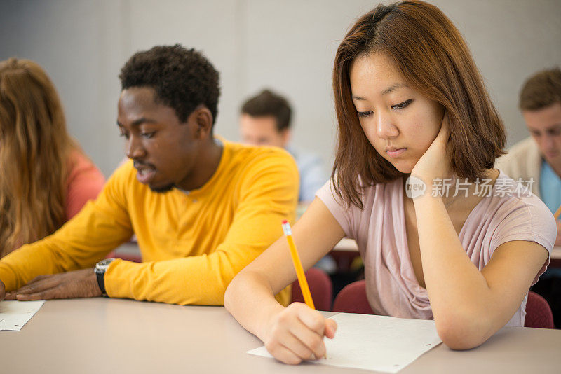 在教室里的大学生。