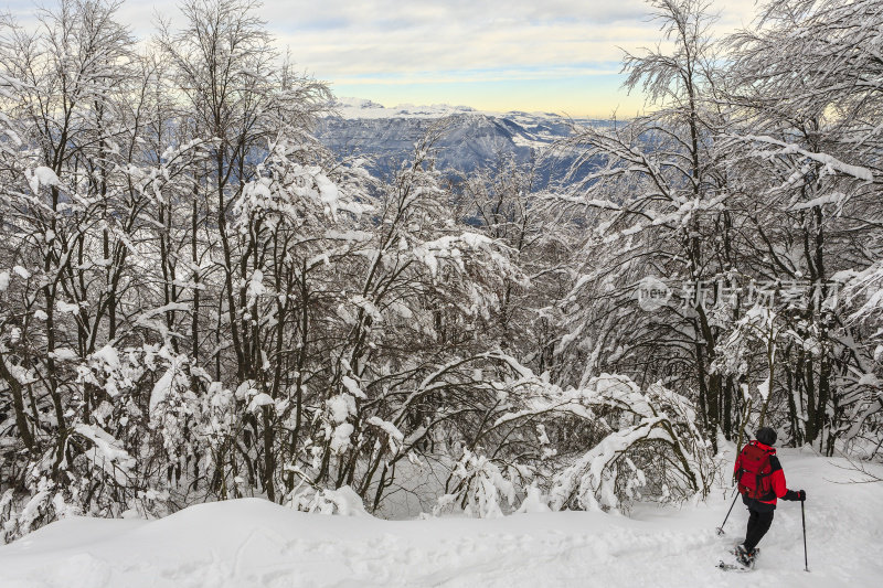 在意大利的巴尔多山上穿雪鞋