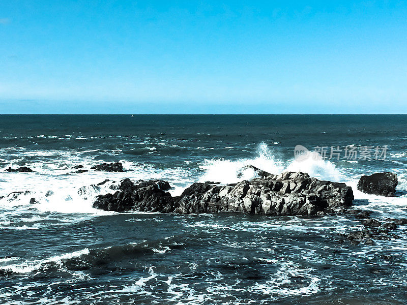 海浪拍打着岩石