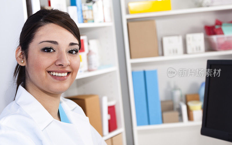 医学:药剂师在药房柜台