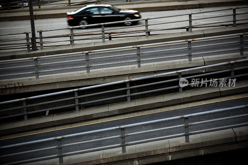 高速公路上的汽车