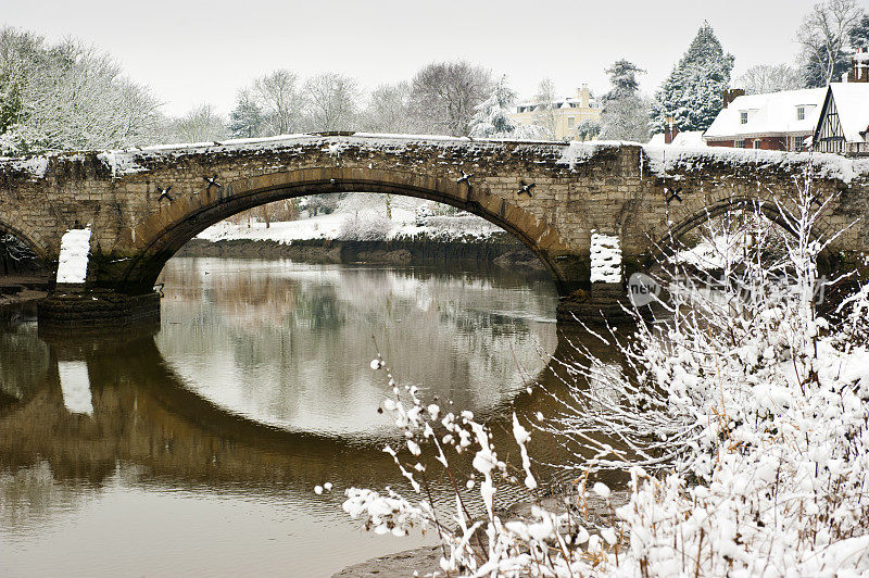 冬季梅德韦河上的艾尔斯福德桥