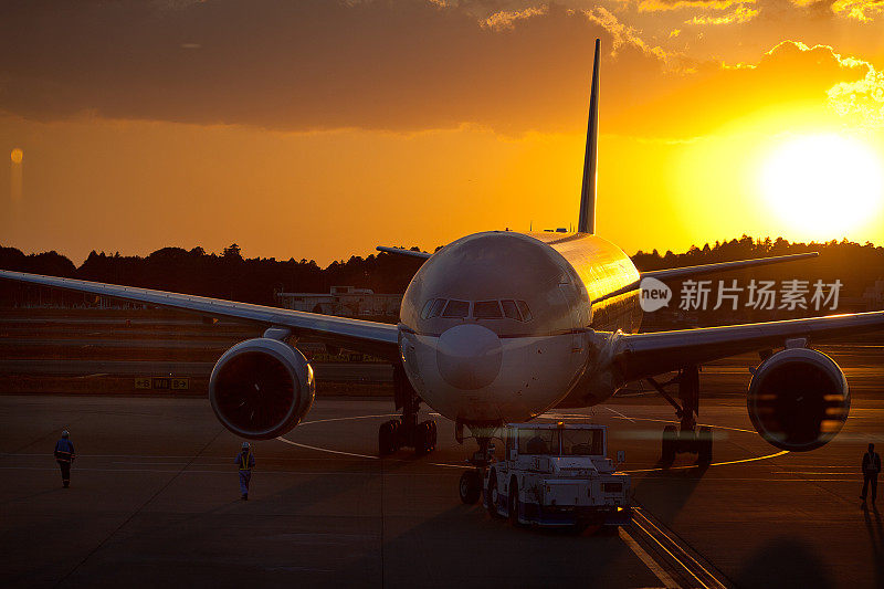 日落时分，停机坪上的飞机准备起飞