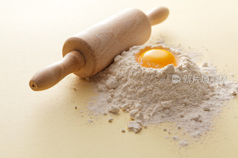 烘焙器具:擀面杖，面粉和鸡蛋