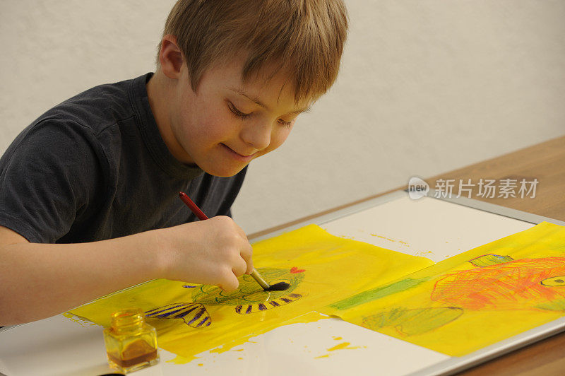 男孩正在画一条鱼