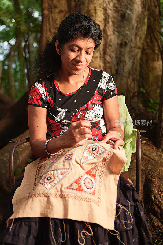 在康提附近刺绣的斯里兰卡妇女