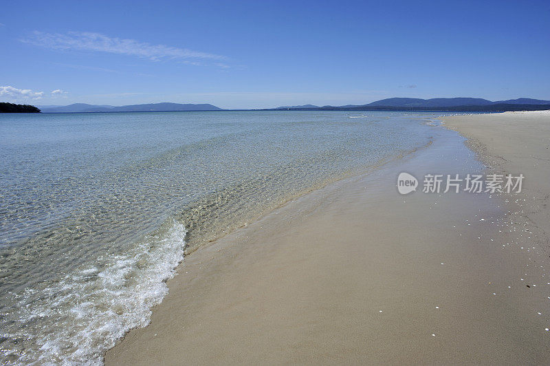 布鲁尼岛的海滩和大海，