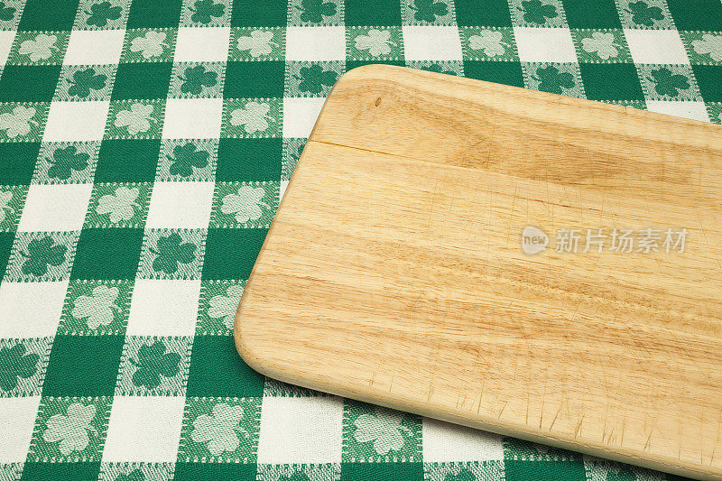 三叶草桌布上的切菜板