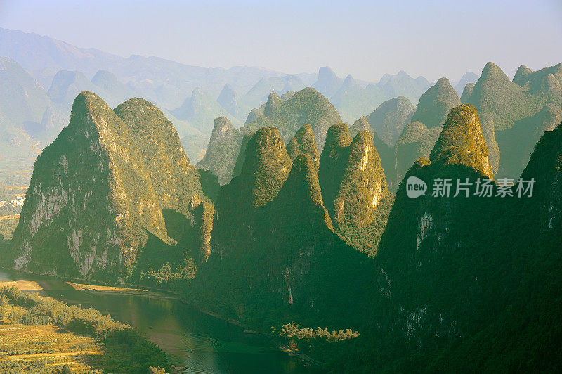 金色的山峰