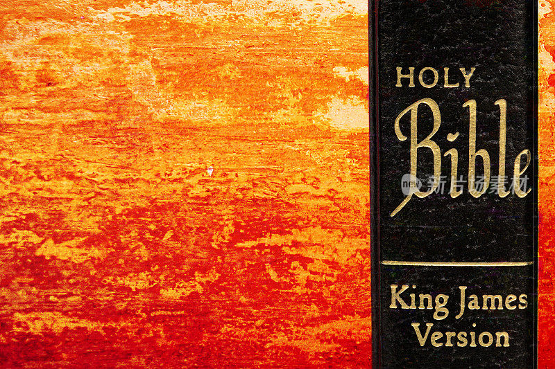 黑圣经书脊橙红Grunge背景拷贝空间