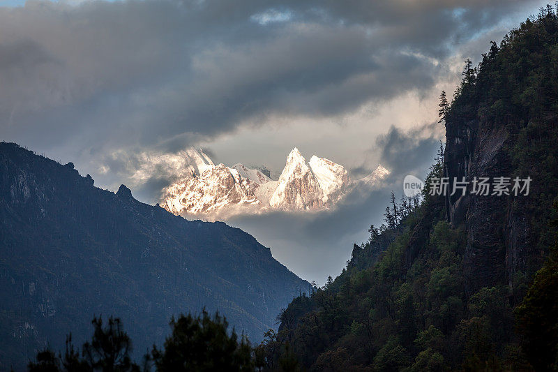 安娜普纳穿越和景观，喜马拉雅，尼泊尔
