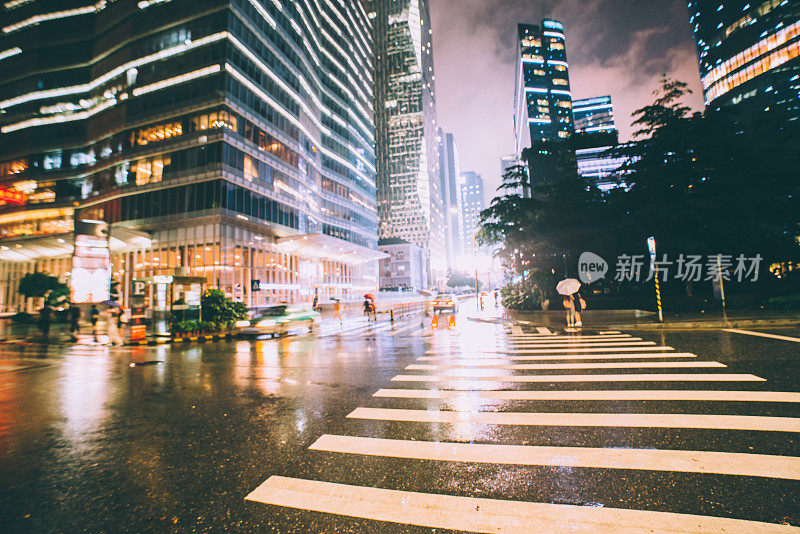 现代城市夜晚的街道