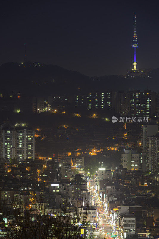 南山汉城大厦俯瞰霓虹灯光拥挤的韩国城市街道