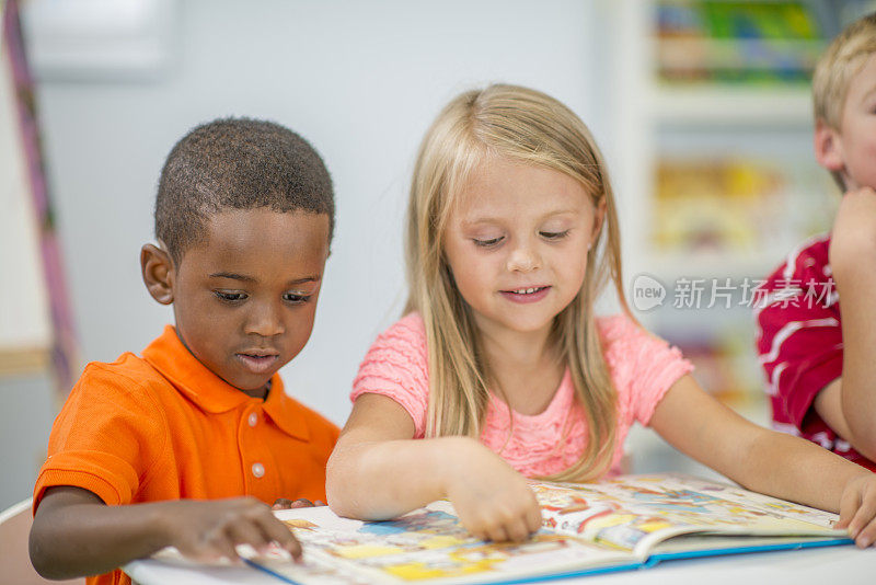 孩子们一起看书