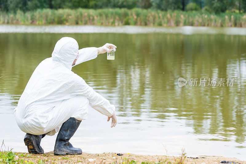 科学家检测有毒的水