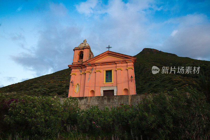 位于意大利西西里岛伊奥利亚群岛山区的粉色教堂