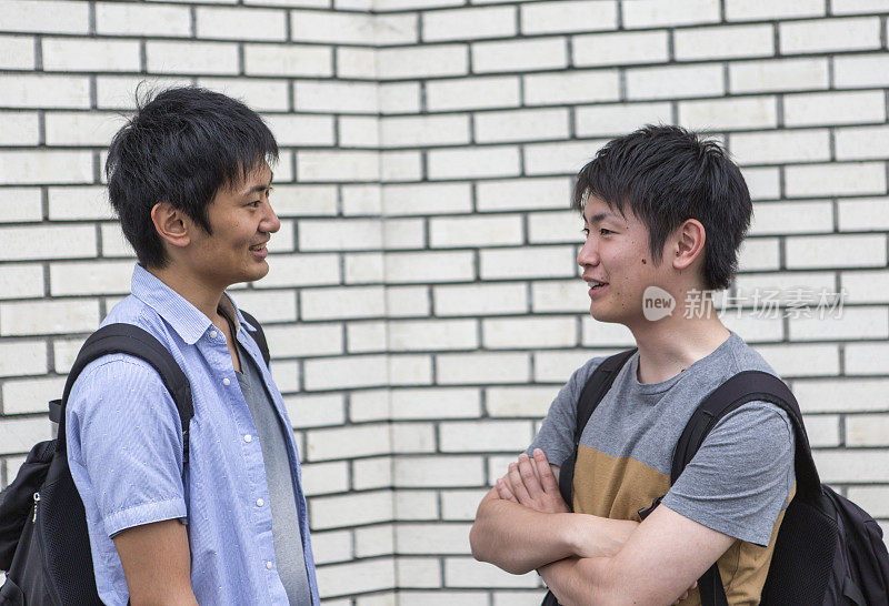 日本学生与朋友同学在日本京都