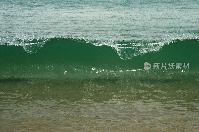 海浪向海滩移动