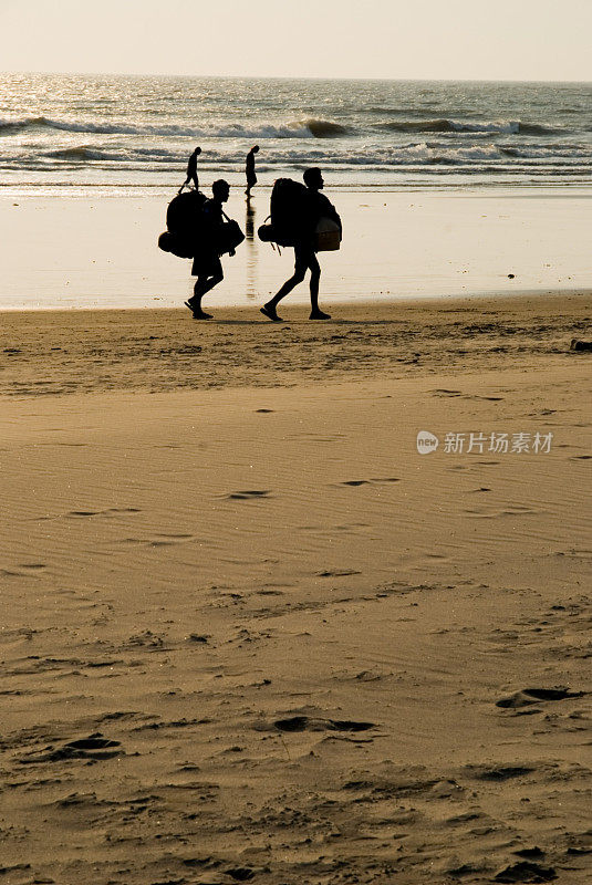 背包客在海滩