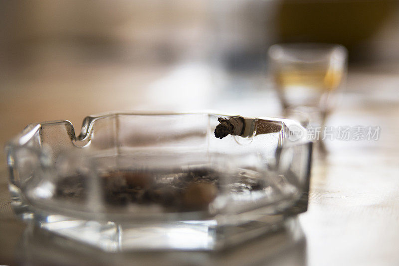 滥用药物——威士忌和香烟