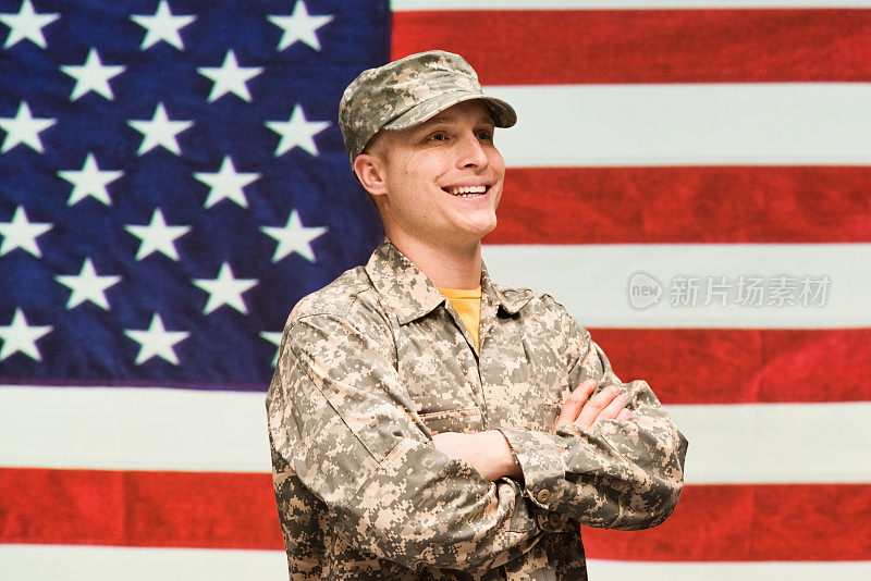 一个军人站在美国国旗前