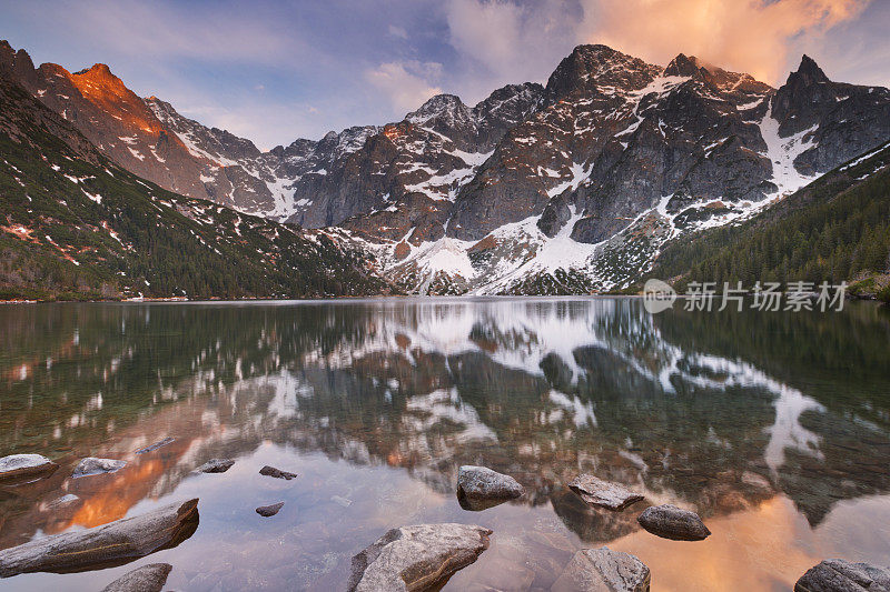 日落时分，波兰塔特拉山脉的摩尔斯基奥科湖