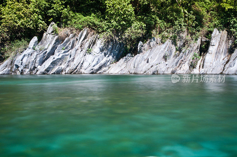 韦尔扎斯卡河边清澈碧绿的河水