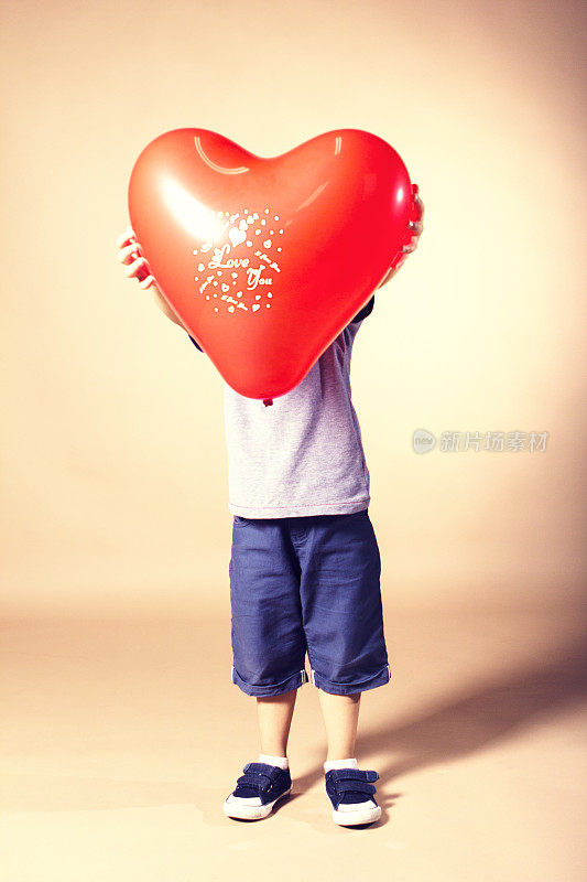 小男孩的心脏气球