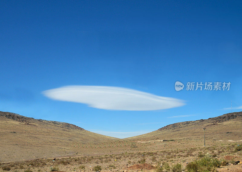 摩洛哥沙漠的透镜状云