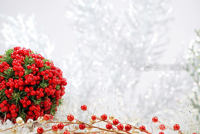 圣诞节的装饰品和装饰品是红色和银色的