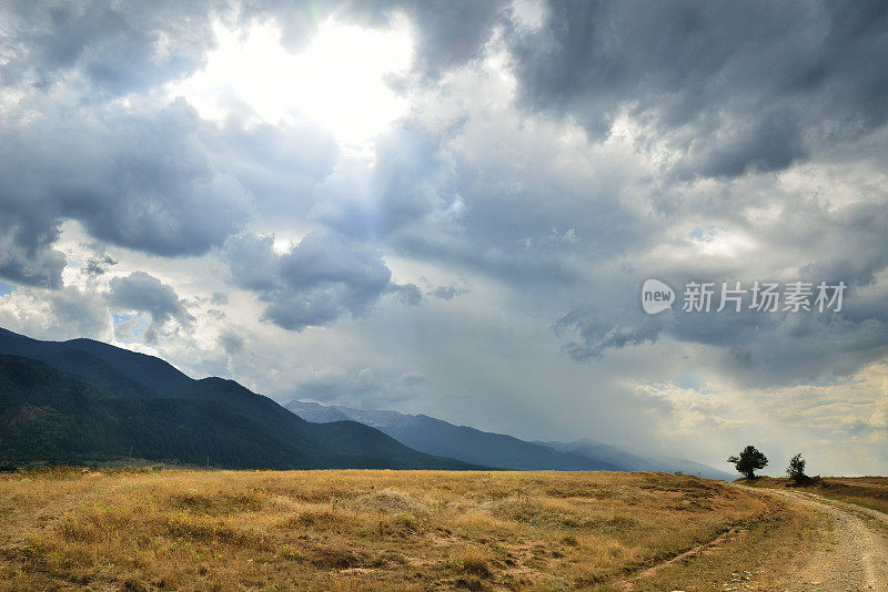 暴风雨前戏剧性的天空