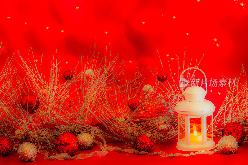 白色灯笼，红色背景下的红色圣诞装饰品(P)
