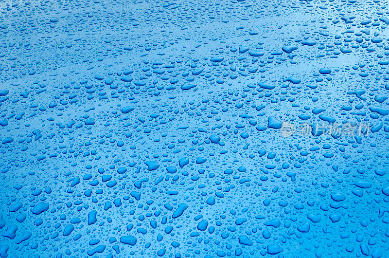 水滴在汽车上具有金属效果