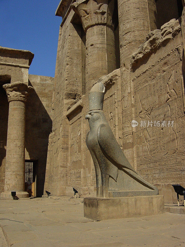 埃及Edfu。托勒密的荷鲁斯神庙。猎鹰神像。