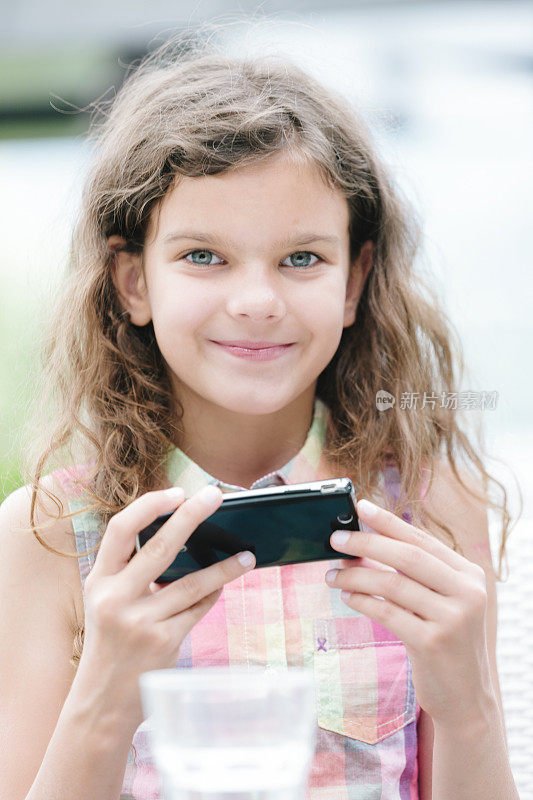 儿童使用智能手机