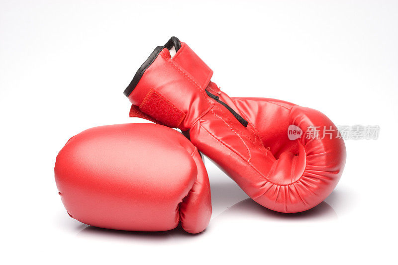 水平构图中白色背景上的红色拳击手套