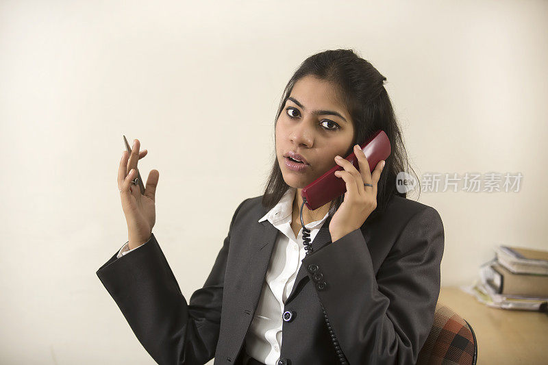 印度女商人在电话中交谈。