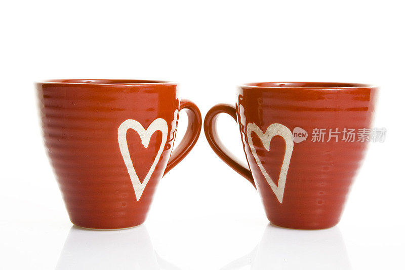 两个红色咖啡杯，白色背景上有心形图案
