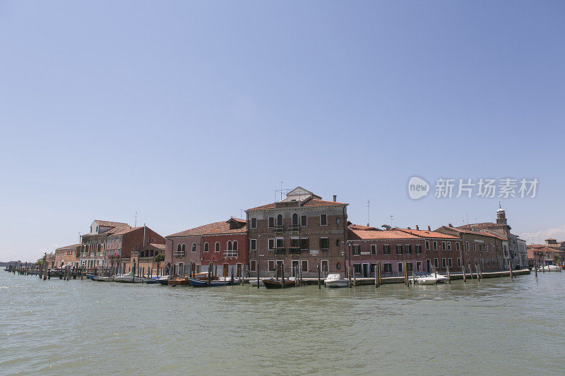 意大利威尼斯慕拉诺岛的古老建筑和水道