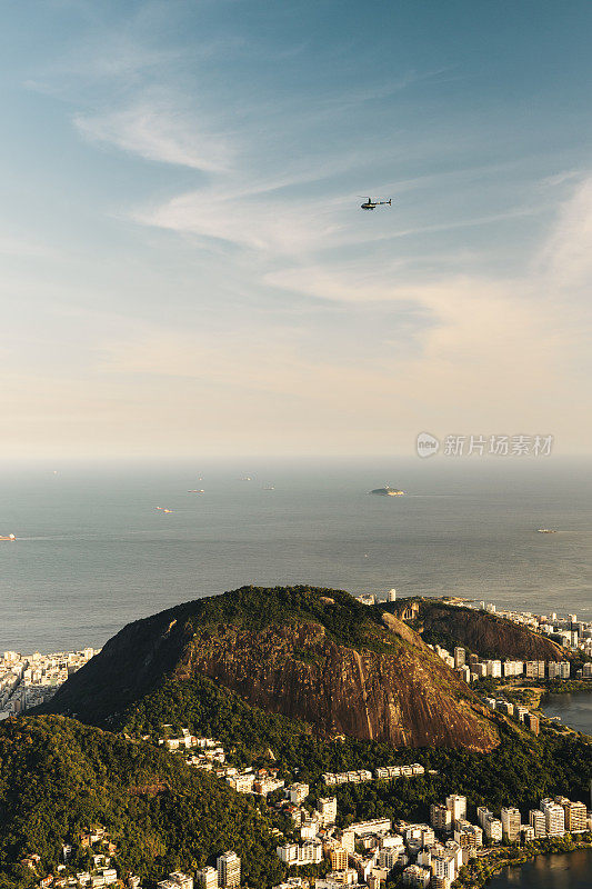 一架直升飞机飞过巴西的里约热内卢