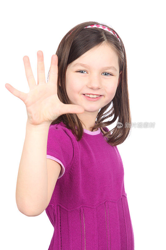穿紫色衣服的年轻女孩伸出五个手指