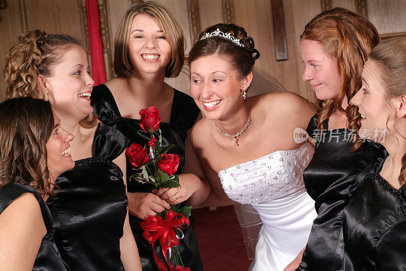 教堂里的新娘和她的五个伴娘
