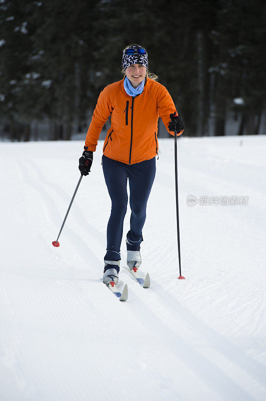 年轻的成年女子越野滑雪