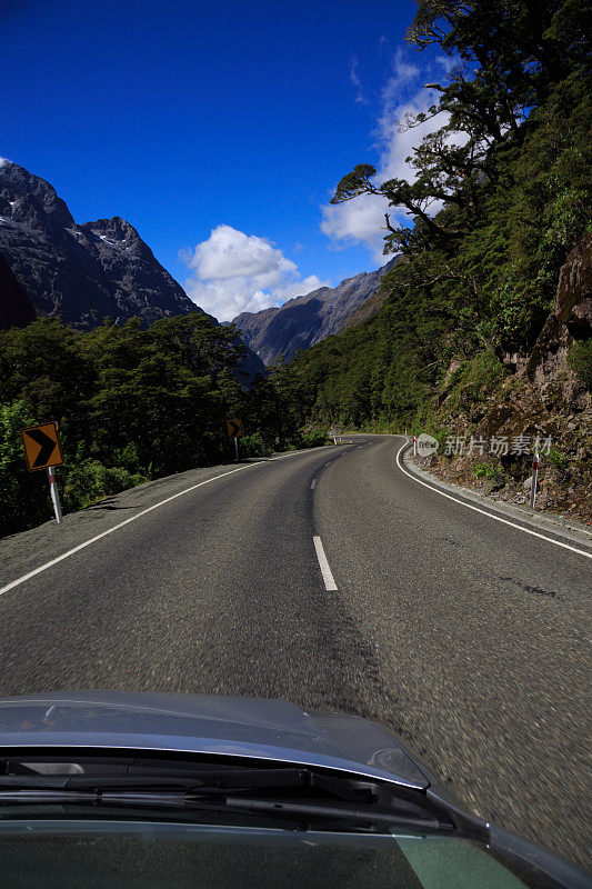 观点公路旅行到米尔福德湾，新西兰